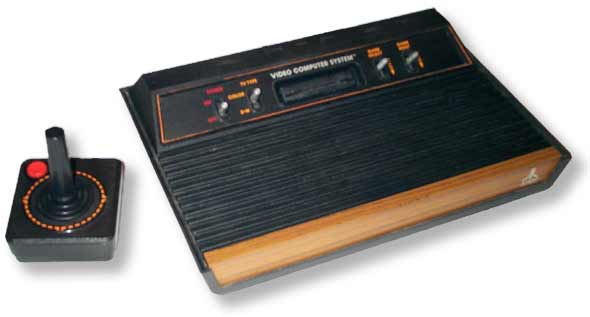 La clásica consola Atari VCS frontal madera