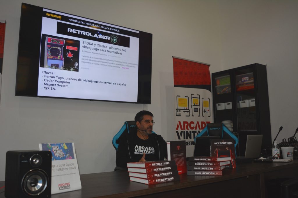 Charla presentación del libro Recreativas, Historia del videojuego arcade español en ArcadeCon 2023 por David Torres.