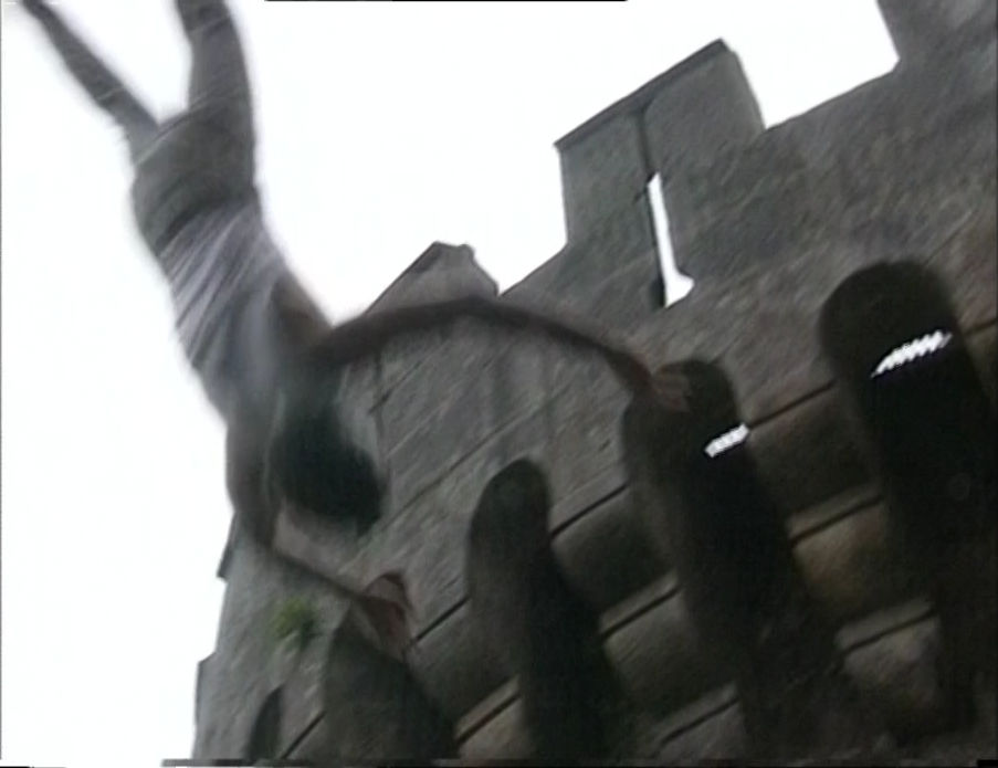 Stunts volando al vacío desde el castillo. Escena presente en la intro original de Marbella Vice.