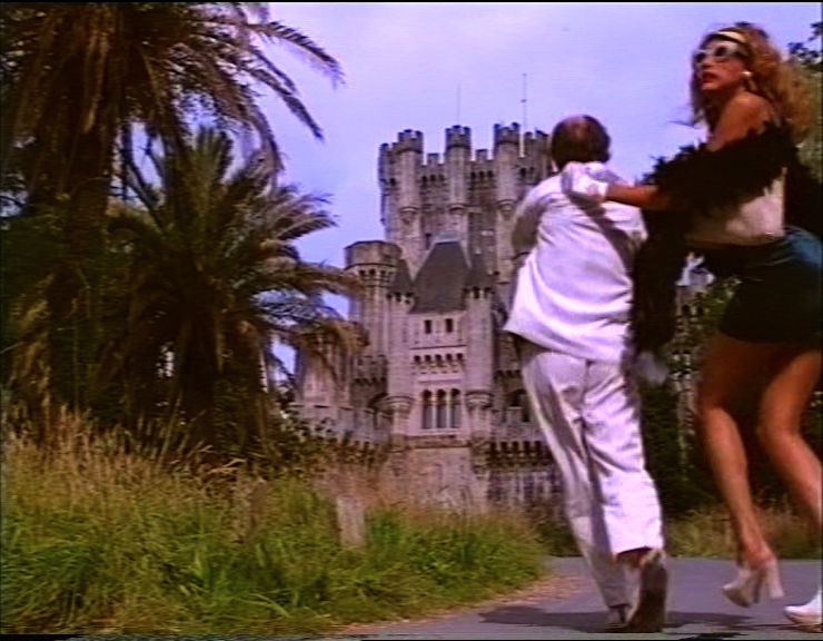 Bengy y Lips llegan junto al compañero al castillo, en el inicio de la última fase que fue descartada en la versión final de Marbella Vice.